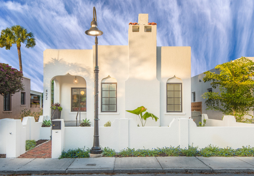 Imagen de fachada de casa blanca mediterránea de tamaño medio de una planta con revestimiento de estuco y tejado plano
