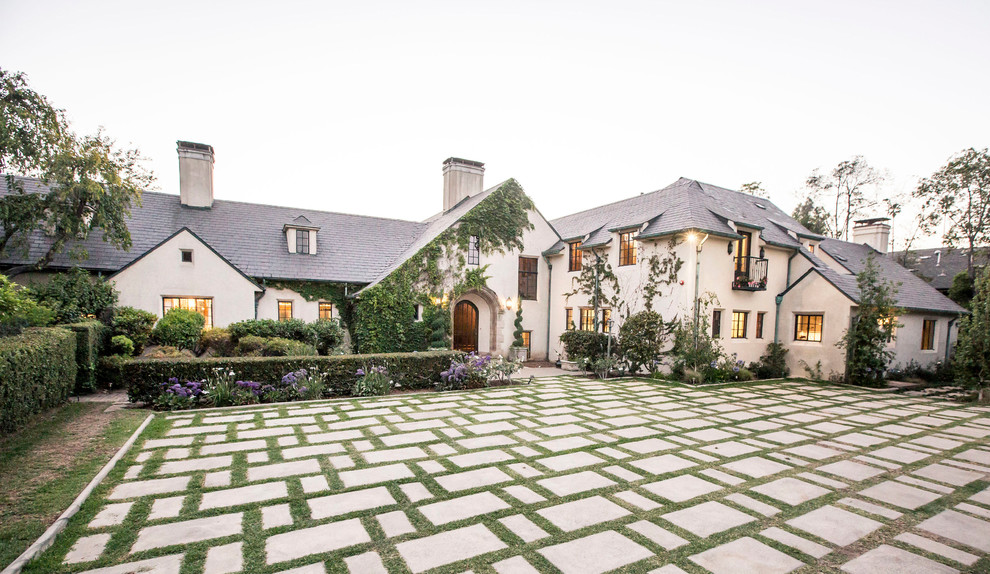 Zweistöckiges Klassisches Einfamilienhaus mit beiger Fassadenfarbe, Walmdach und Schindeldach in Los Angeles