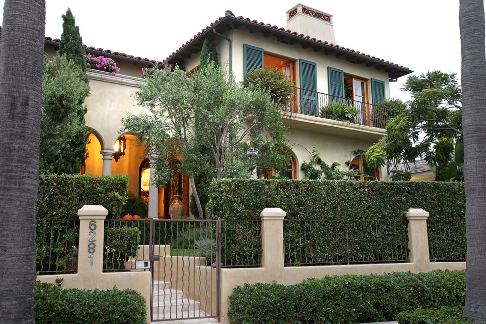 サンディエゴにある地中海スタイルのおしゃれな二階建ての家の写真