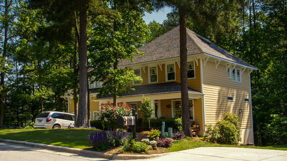 Mittelgroßes, Zweistöckiges Uriges Haus mit Faserzement-Fassade, gelber Fassadenfarbe und Satteldach in Charlotte