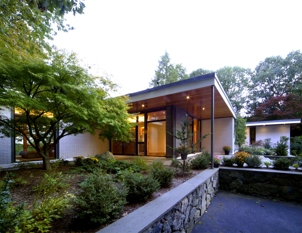 Inspiration for a contemporary bungalow house exterior in Boston.
