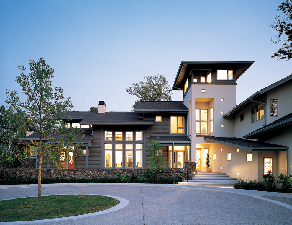 Idée de décoration pour une façade de maison design à deux étages et plus.