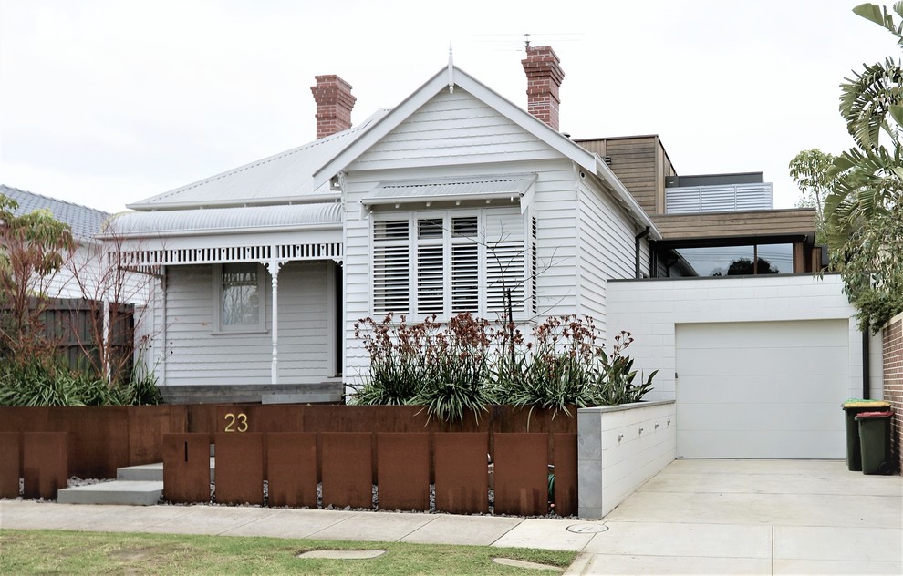 Großes, Zweistöckiges Klassisches Einfamilienhaus mit Mix-Fassade, bunter Fassadenfarbe, Walmdach und Blechdach in Melbourne