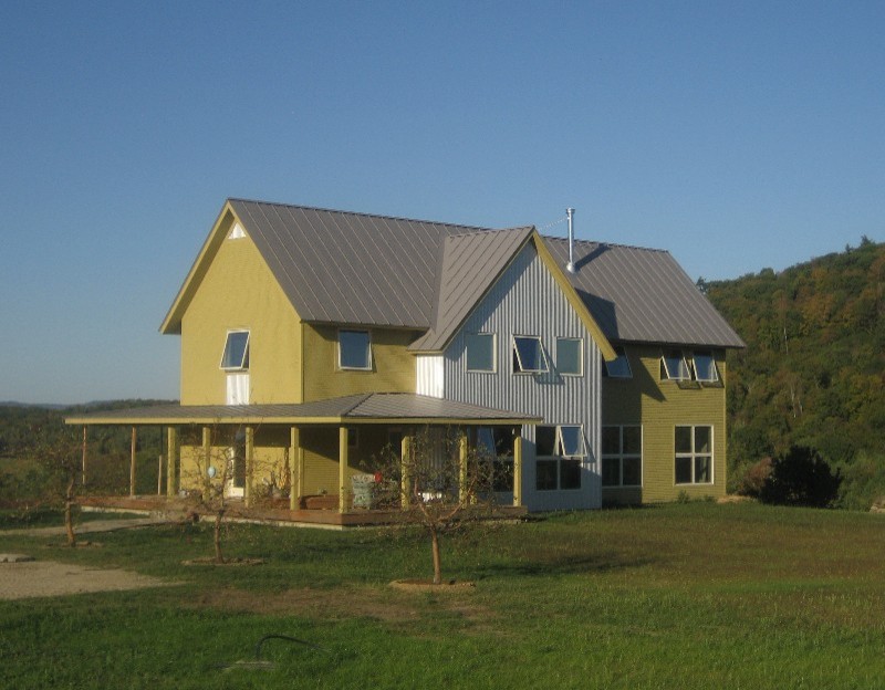 Example of a cottage exterior home design in Burlington