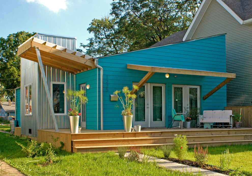 Aménagement d'une petite façade de maison bleue contemporaine de plain-pied avec un revêtement mixte.