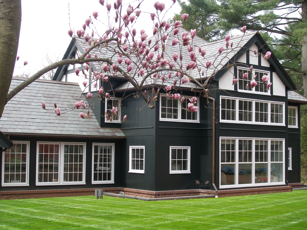 Zweistöckige, Mittelgroße Country Holzfassade Haus mit grüner Fassadenfarbe und Satteldach in Philadelphia