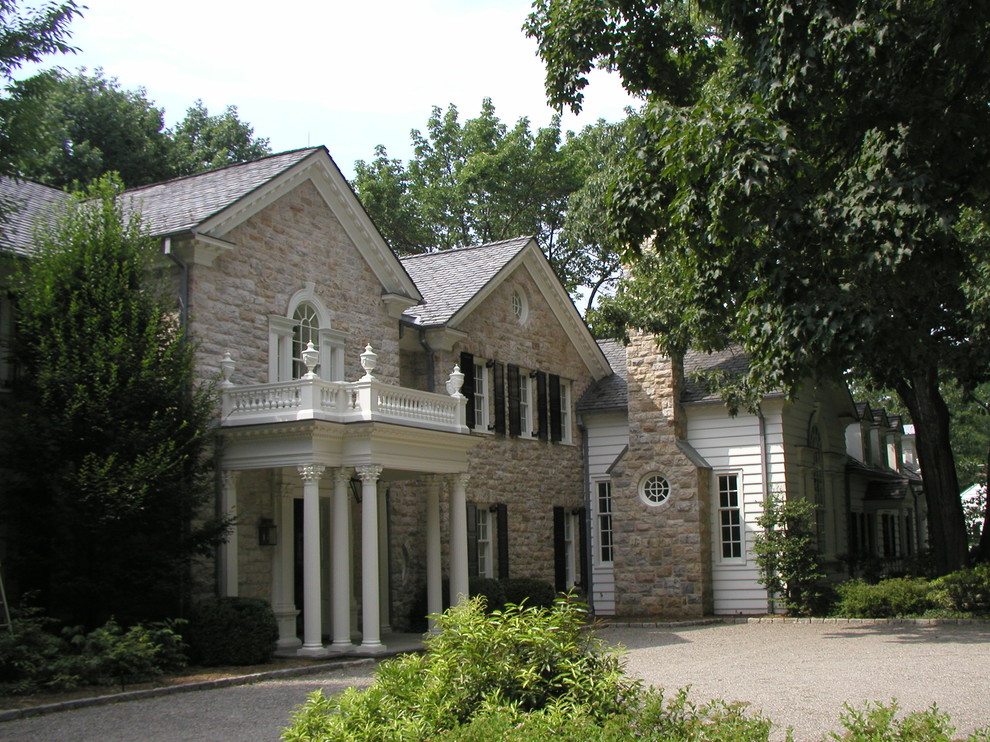 Ispirazione per la facciata di una casa classica a due piani con rivestimento in pietra