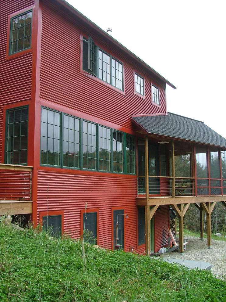 Exempel på ett modernt hus, med tre eller fler plan och metallfasad