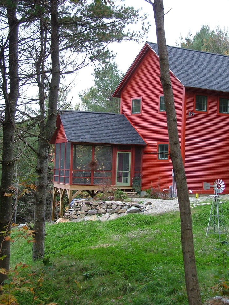 Inredning av ett modernt rött hus, med metallfasad