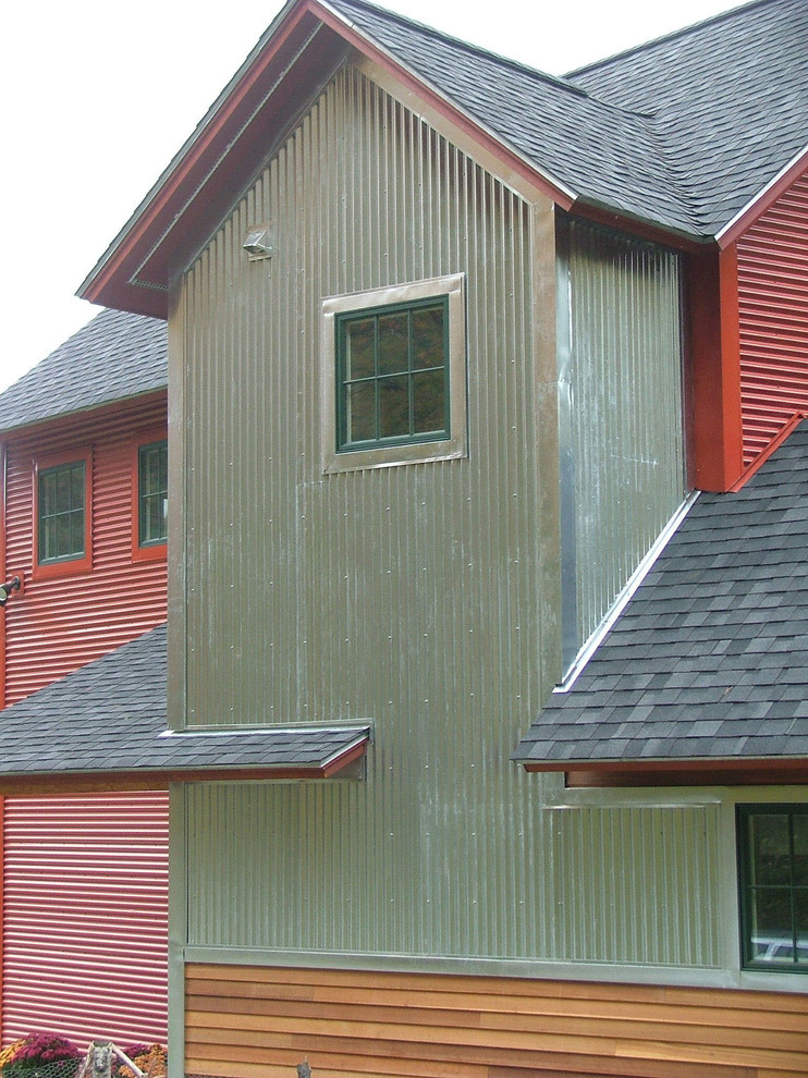 Inredning av ett modernt rött hus, med metallfasad