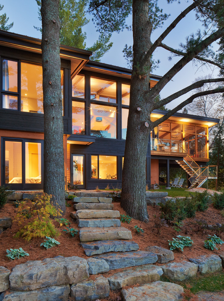 Стильный дизайн: деревянный, черный, двухэтажный дом в современном стиле - последний тренд