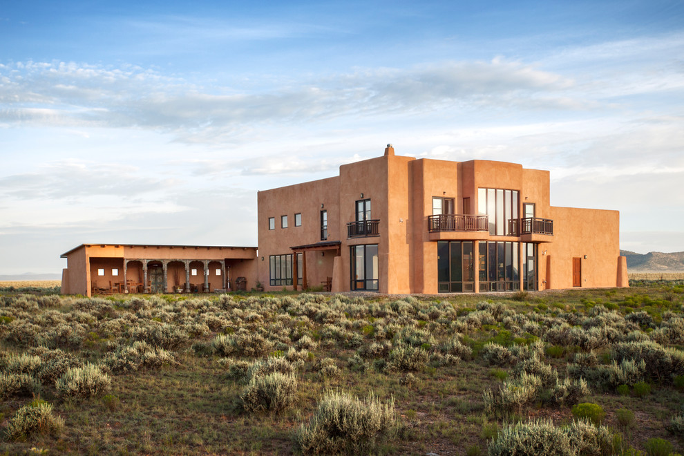 Großes, Zweistöckiges Modernes Haus mit Putzfassade und brauner Fassadenfarbe in Albuquerque