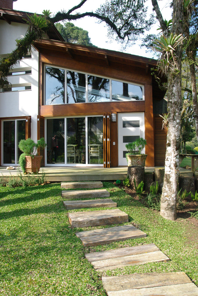 Foto della facciata di una casa contemporanea con rivestimento in legno