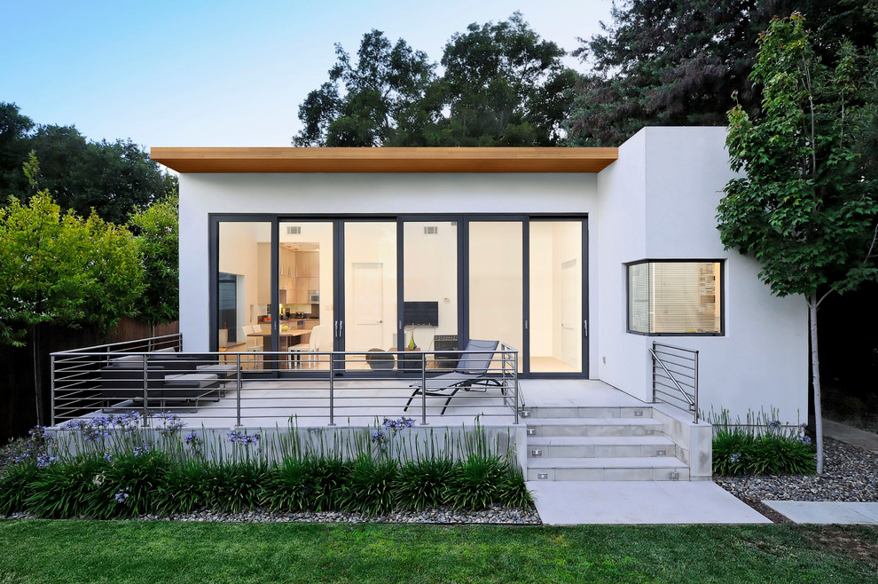 Photo of a small and white modern bungalow house exterior in San Francisco with a flat roof.