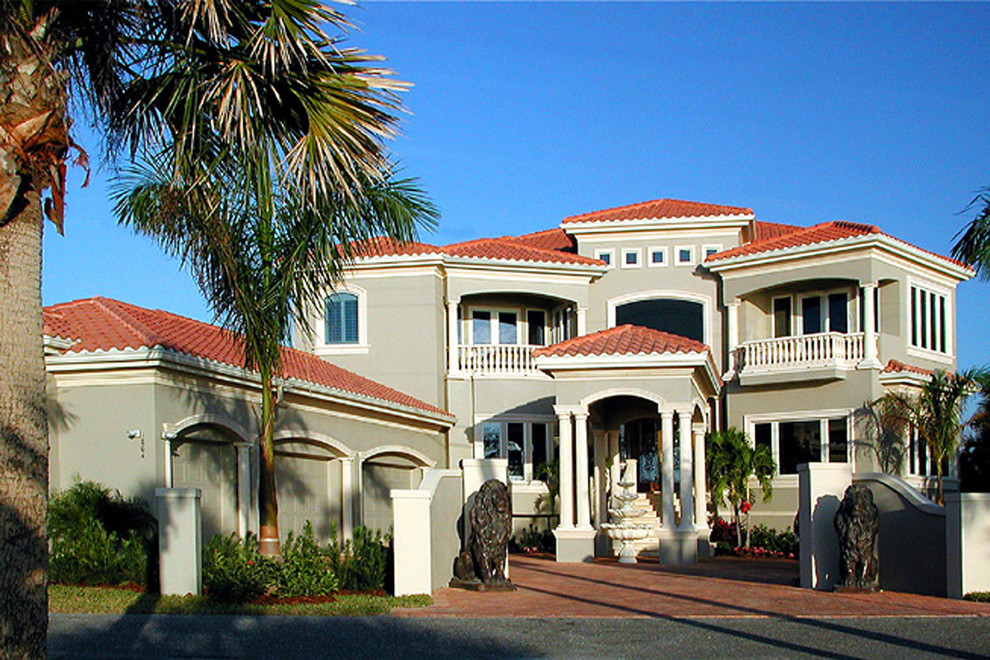 Großes, Zweistöckiges Mediterranes Einfamilienhaus mit Putzfassade, grauer Fassadenfarbe, Satteldach und Ziegeldach in Tampa