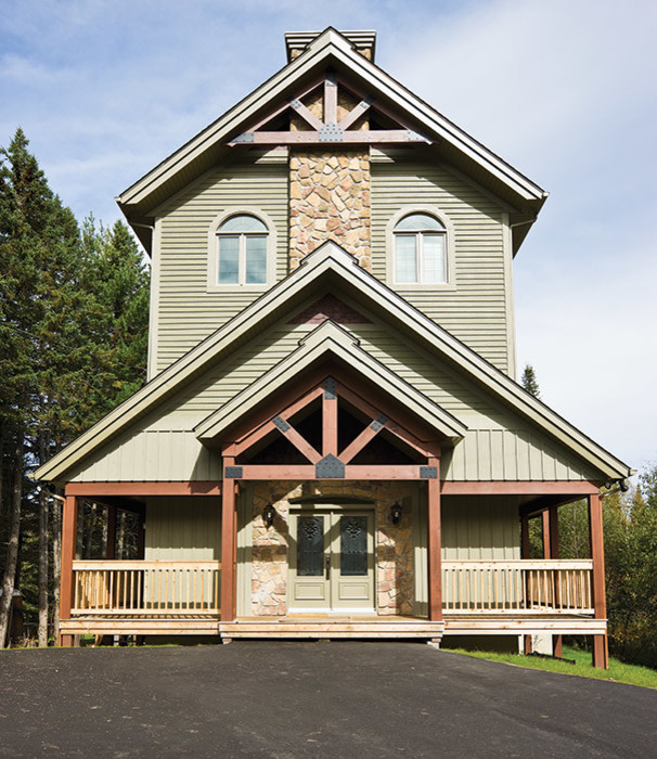 Idée de décoration pour une très grande façade de maison verte champêtre en bois à deux étages et plus.