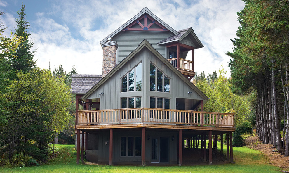Cette photo montre une très grande façade de maison verte nature en bois à deux étages et plus.