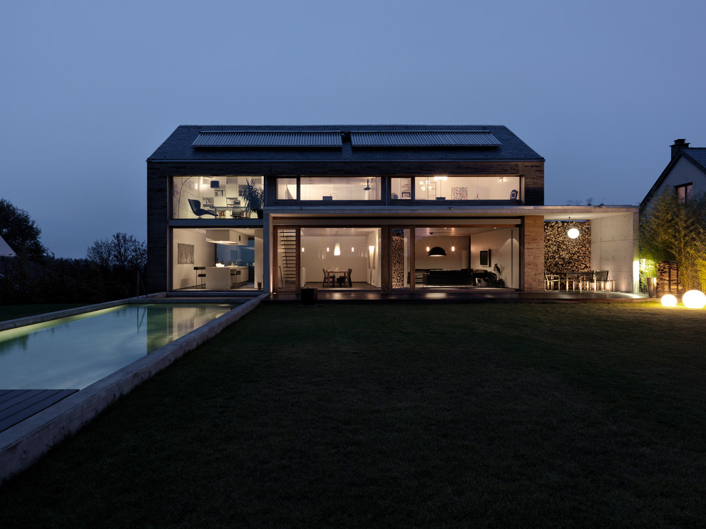 Свежая идея для дизайна: двухэтажный дом среднего размера в стиле неоклассика (современная классика) - отличное фото интерьера