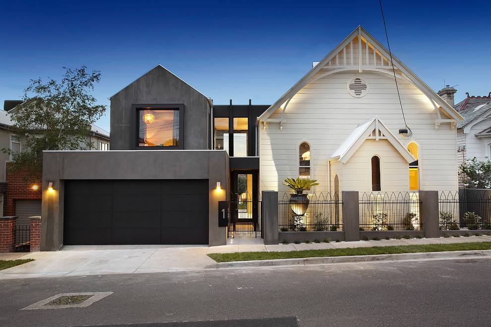 Cette image montre une façade de maison blanche design à un étage avec un revêtement mixte, un toit à deux pans et un toit en métal.