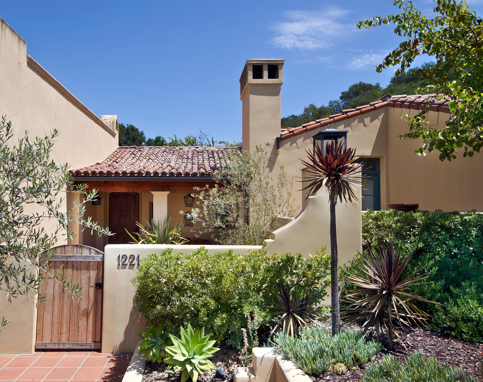 Einstöckiges Mediterranes Haus mit Putzfassade und beiger Fassadenfarbe in Santa Barbara