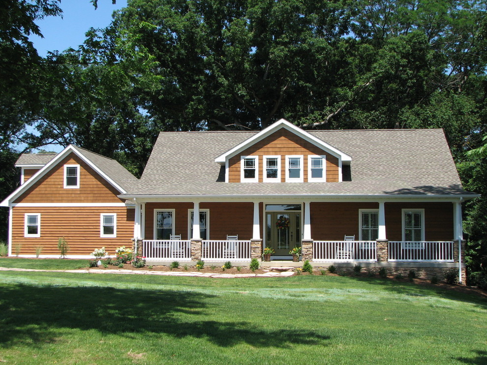 Landhausstil Holzfassade Haus mit brauner Fassadenfarbe, Satteldach und Schindeldach in Sonstige