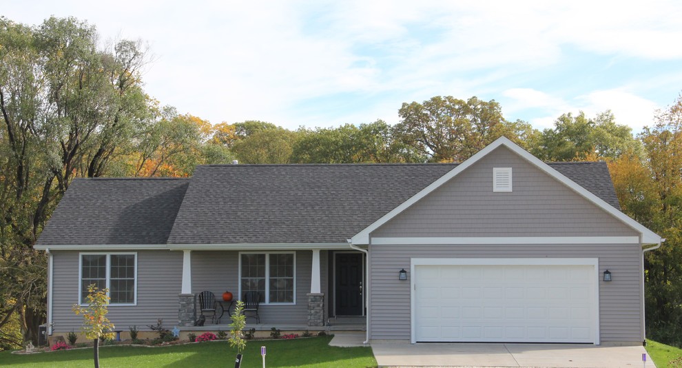 Exemple d'une façade de maison grise craftsman de plain-pied avec un revêtement en vinyle, un toit à deux pans et un toit en shingle.