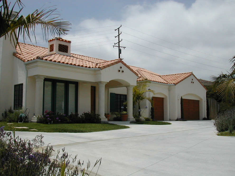Einstöckiges, Mittelgroßes Mediterranes Haus mit Putzfassade, weißer Fassadenfarbe und Satteldach in Santa Barbara