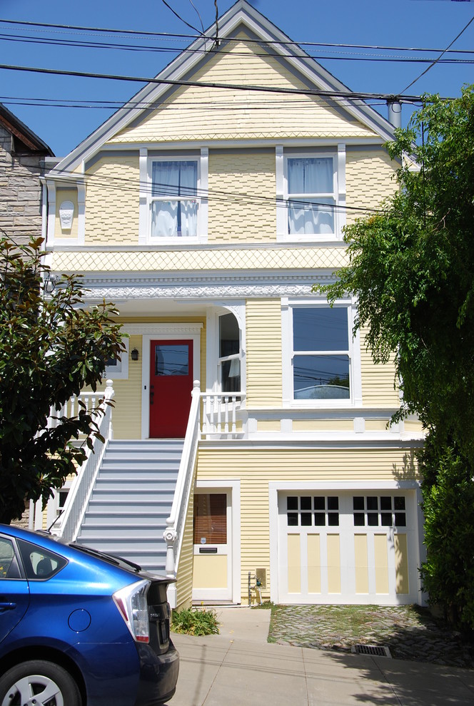Exempel på ett amerikanskt gult hus, med två våningar och sadeltak