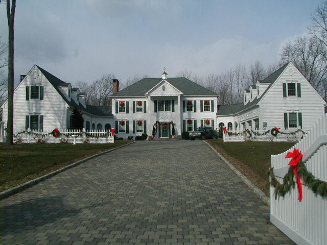 Ejemplo de fachada de casa blanca clásica grande de dos plantas con revestimiento de madera, tejado a dos aguas y tejado de teja de madera