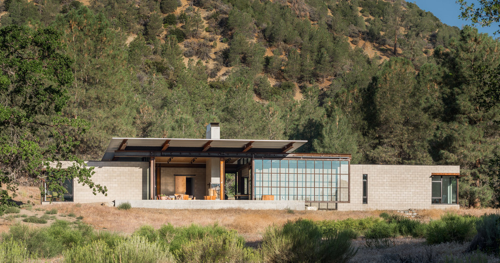 Einstöckiges Modernes Einfamilienhaus mit grauer Fassadenfarbe, Pultdach und Blechdach in Boise