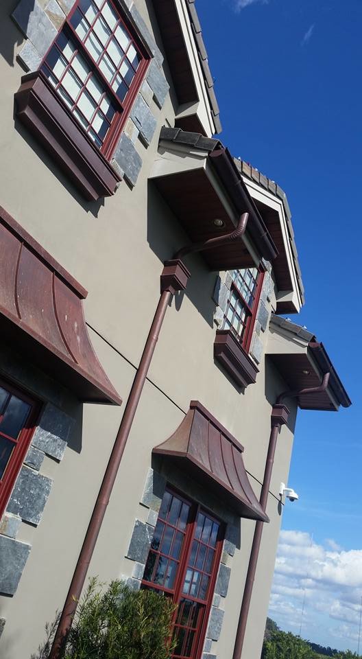 Imagen de fachada de casa gris tradicional grande de dos plantas con revestimientos combinados, tejado a doble faldón y tejado de teja de madera