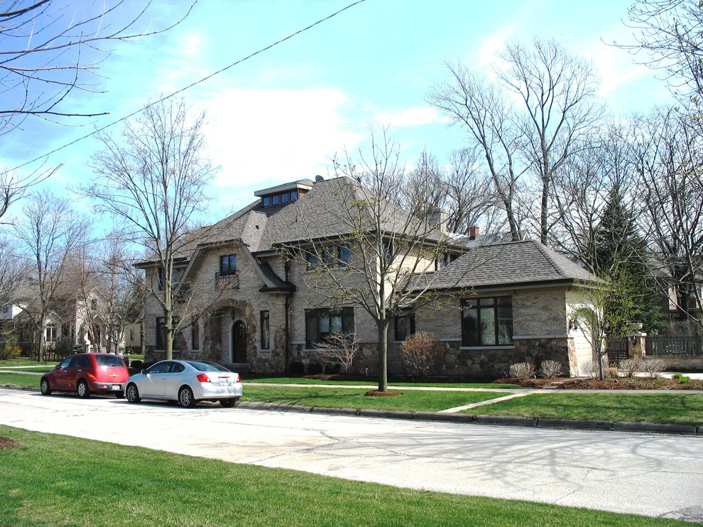 Exempel på ett stort modernt beige hus, med tre eller fler plan, tegel och valmat tak