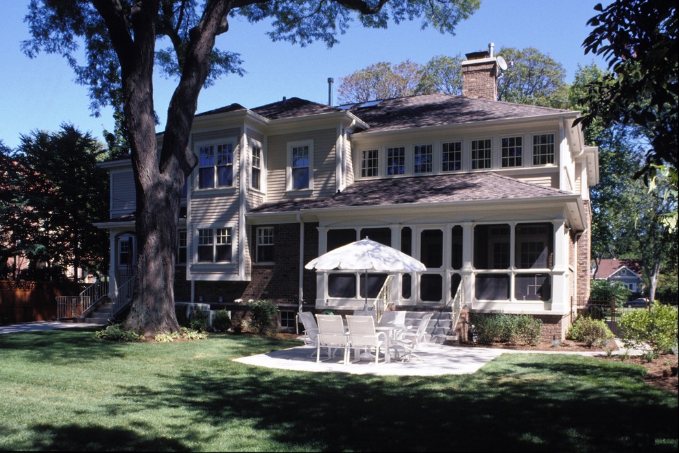 Exemple d'une grande façade de maison multicolore tendance à un étage avec un revêtement mixte et un toit à quatre pans.