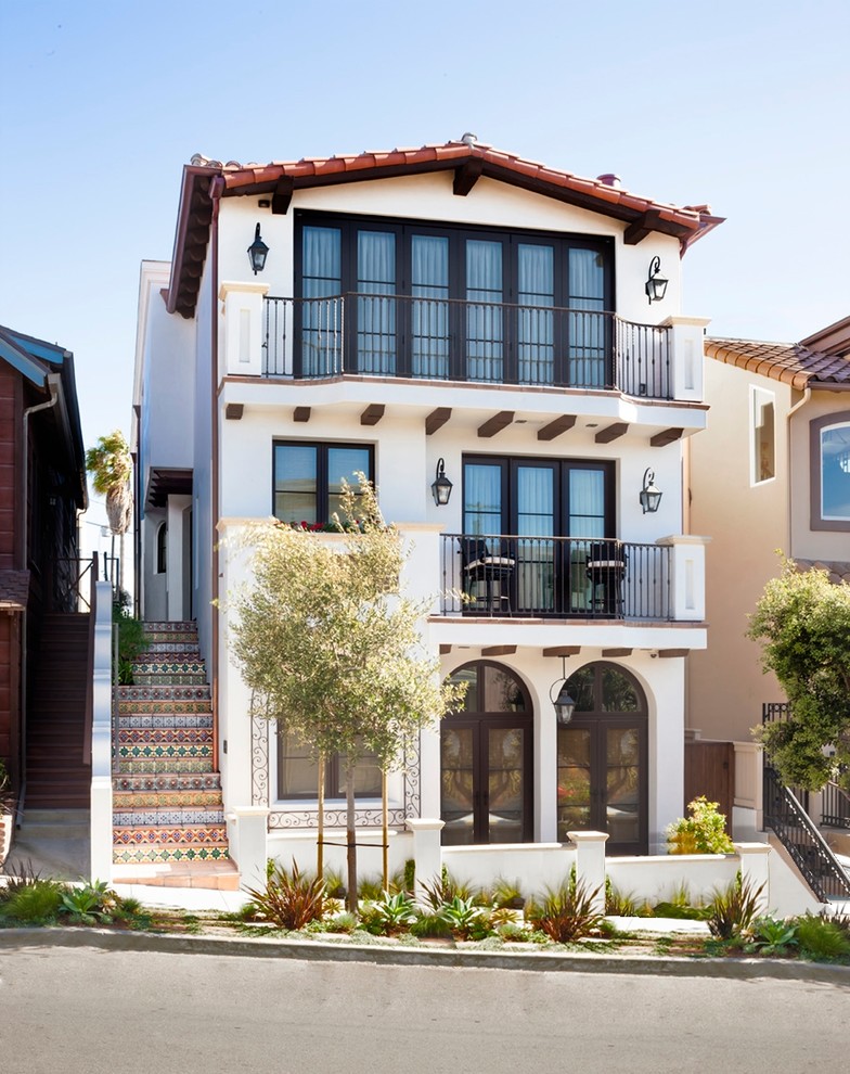 Dreistöckiges Mediterranes Haus mit weißer Fassadenfarbe in Los Angeles