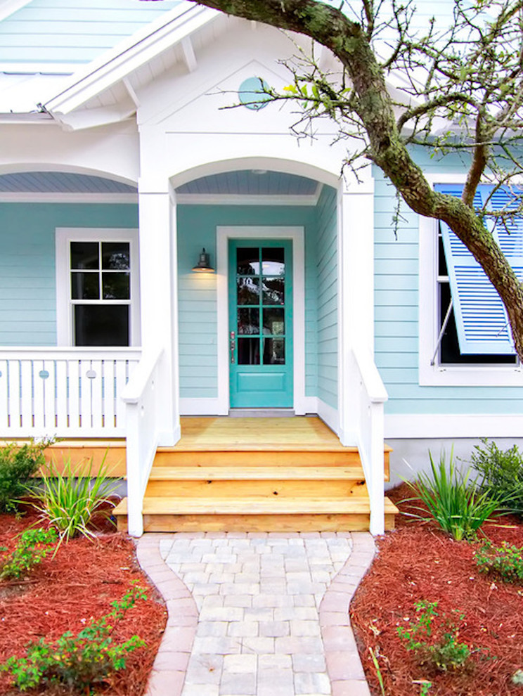 Cette photo montre une façade de maison verte éclectique de plain-pied avec un revêtement en vinyle.