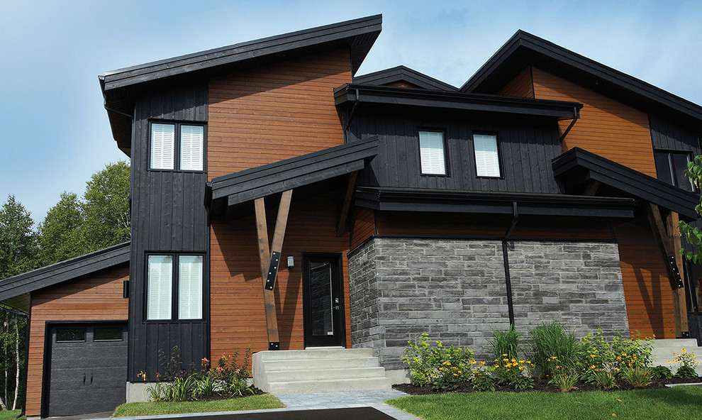 Idee per la facciata di una casa grande marrone moderna a due piani con rivestimento in legno