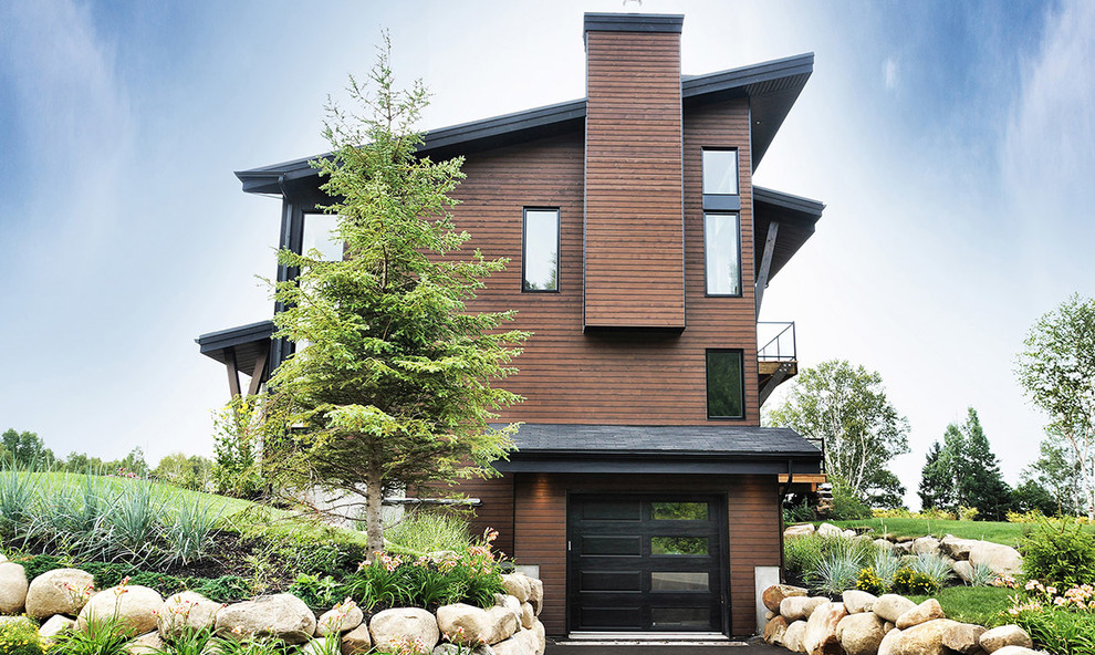 Imagen de fachada de casa pareada marrón minimalista con revestimiento de madera