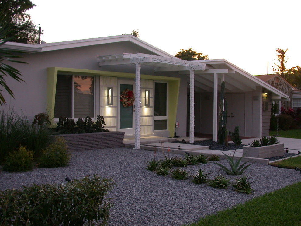 Design ideas for a retro house exterior in Miami.