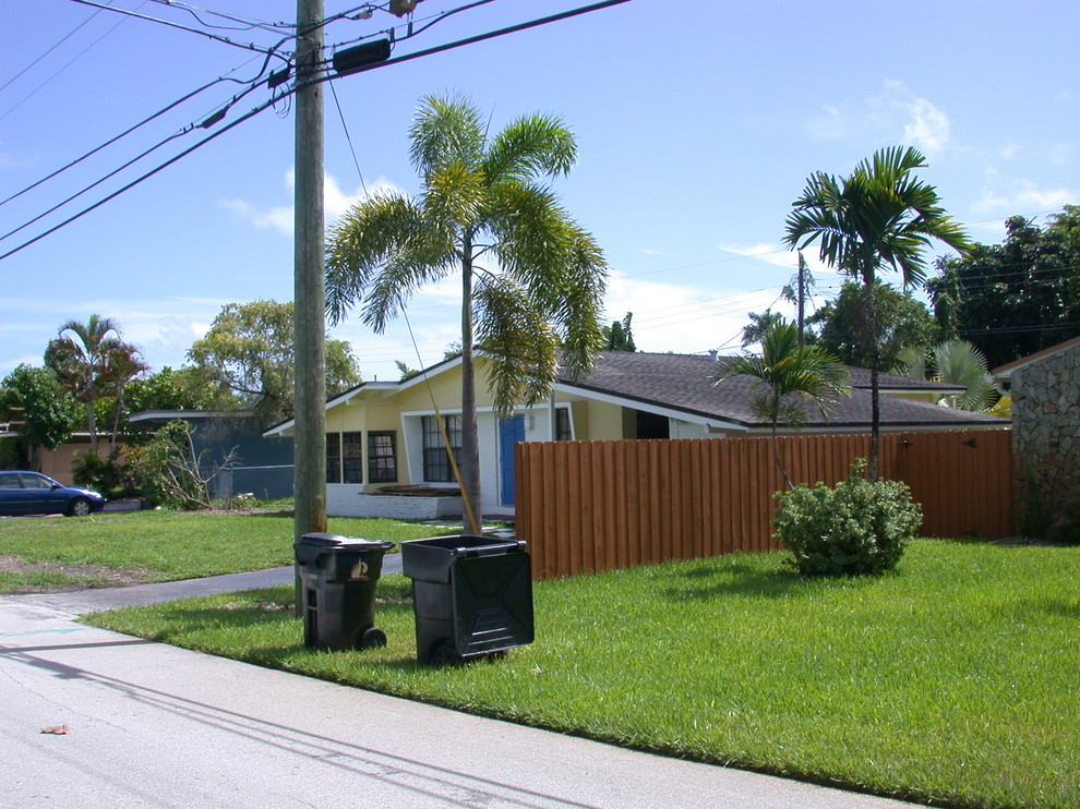 This is an example of a midcentury house exterior in Miami.