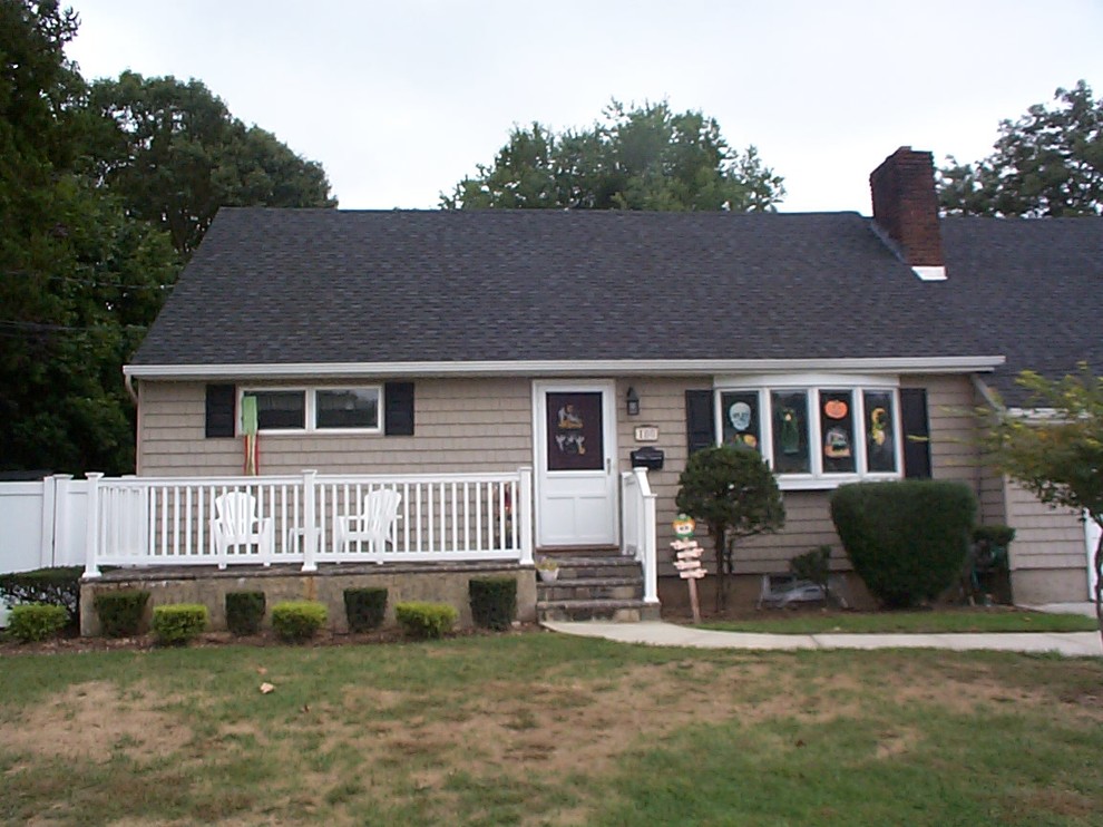 Mid-sized traditional multicolored two-story mixed siding house exterior idea in New York with a hip roof and a shingle roof