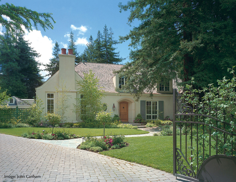 Immagine della facciata di una casa beige classica a due piani di medie dimensioni con rivestimento in stucco
