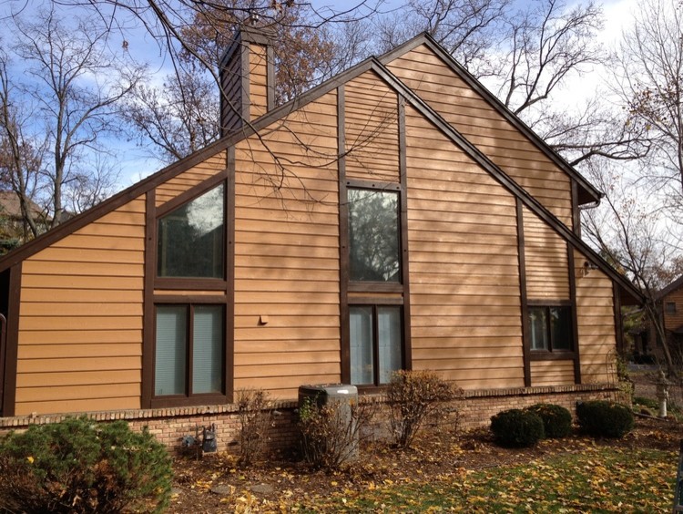 Foto de fachada beige de estilo americano de tamaño medio de dos plantas con revestimiento de madera y tejado a dos aguas
