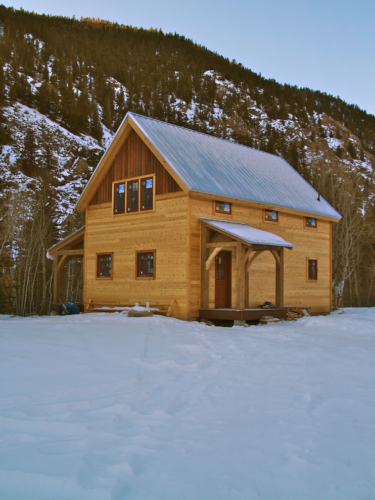 Diseño de fachada marrón de estilo americano de tamaño medio de dos plantas con revestimiento de madera y tejado a dos aguas