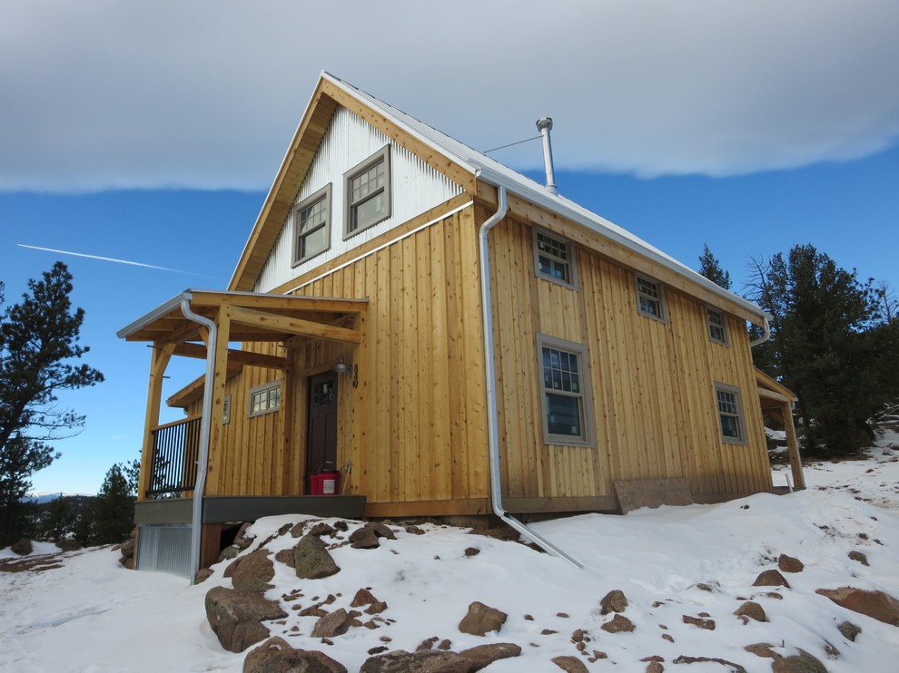 Mittelgroße, Zweistöckige Urige Holzfassade Haus mit gelber Fassadenfarbe und Satteldach in Denver
