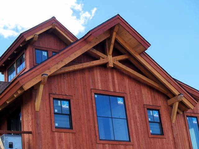 Mittelgroße, Zweistöckige Rustikale Holzfassade Haus mit roter Fassadenfarbe und Satteldach in San Diego