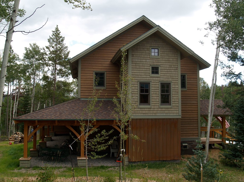 Inredning av ett amerikanskt mellanstort brunt hus, med två våningar och sadeltak