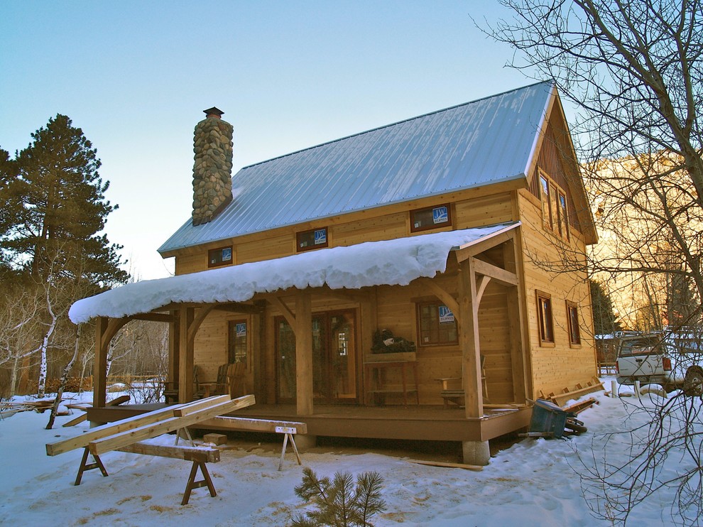 Пример оригинального дизайна: двухэтажный, деревянный, коричневый дом среднего размера в стиле кантри с двускатной крышей для охотников