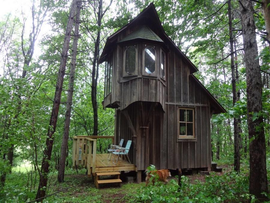 Inspiration pour une petite façade de maison grise chalet en bois à un étage avec un toit à deux pans.