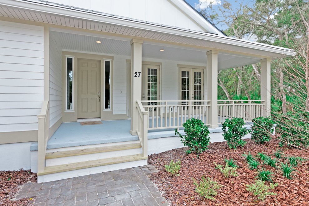 Mid-sized beach style white one-story wood house exterior photo in Jacksonville with a hip roof and a shingle roof