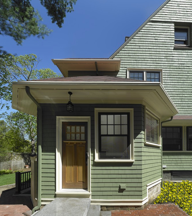 Стильный дизайн: двухэтажный, деревянный, зеленый дом среднего размера в стиле кантри - последний тренд